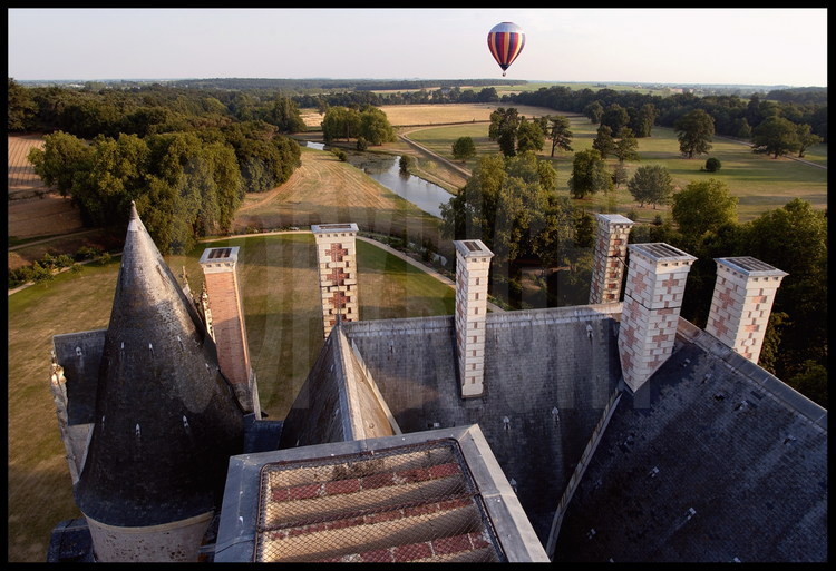 Château de Brissac : toits et cheminées. A l'origine un château-fort construit par le comte d'Anjou, au XIe siècle, son architecture en fait aujourd'hui le château le plus haut de France des châteaux de la Loire. Il compte sept étages au total, ainsi que 200 pièces.