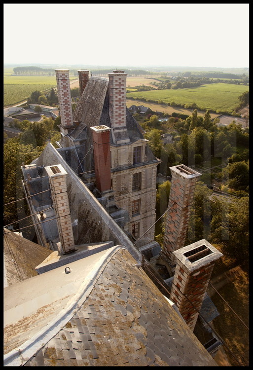 Château de Brissac : toits et cheminées. A l'origine un château-fort construit par le comte d'Anjou, au XIe siècle, son architecture en fait aujourd'hui le château le plus haut de France des châteaux de la Loire. Il compte sept étages au total, ainsi que 200 pièces.