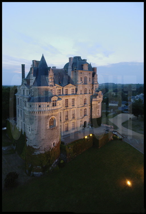 Crépuscule sur le château de Brissac vu depuis le Sud-Est. A l'origine un château-fort construit par le comte d'Anjou, au XIe siècle, son architecture en fait aujourd'hui le château le plus haut de France des châteaux de la Loire. Il compte sept étages au total, ainsi que 200 pièces.