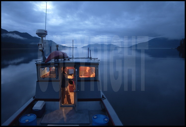 A la nuit tombante, Lynn Schooler sur son bateau avant une bonne nuit de sommeil, au beau milieu de la baie de Frederick's Sound, 100 km au sud de Juneau.