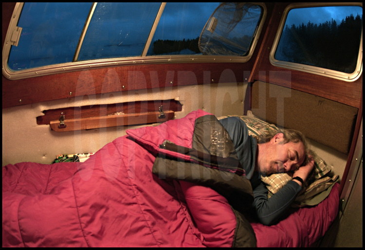 Lynn Schooler pendant une bonne nuit de sommeil au milieu de la baie de Frederick's Sound, 100 km au sud de Juneau.
