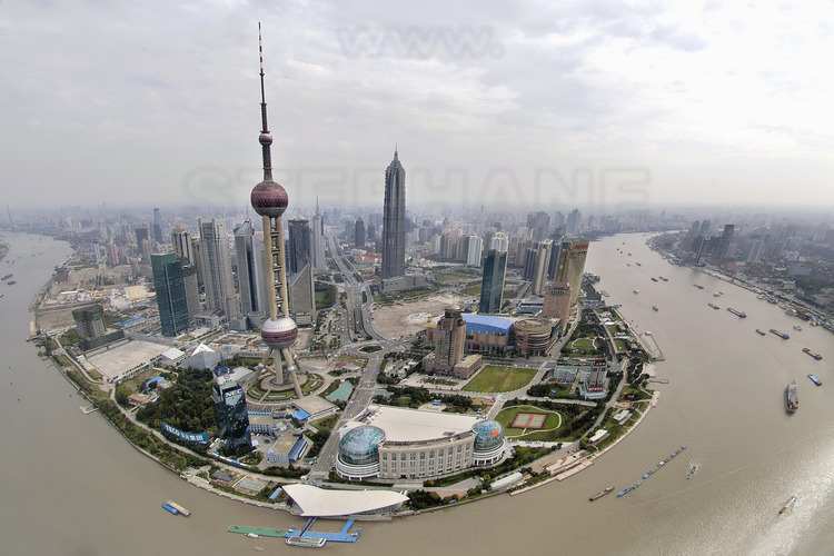 Dans le centre ville de Shanghai, les tours de la nouvelle ville de Pudong (qui signifie « à l’est du Pu ») avec  la tour TV « Perle de l’Orient » à gauche et la tour Jinmao à droite.