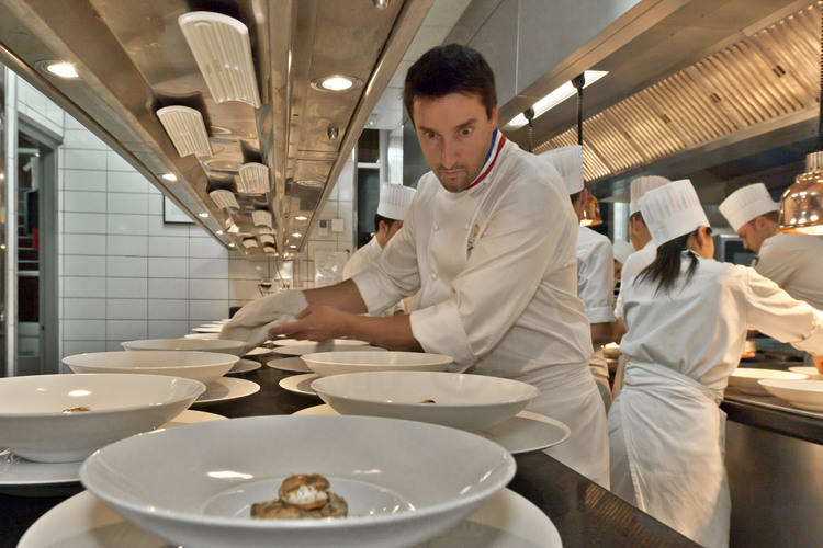 Préparation des plats en cuisine. Philippe Mille.