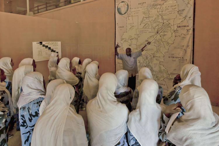 Une classe de jeunes étudiantes soudanaises visite le Musée National de Khartoum avec leur professeur.