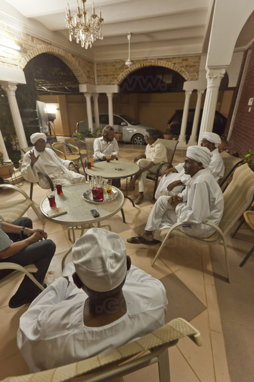 A Khartoum, M. Ahmed Babiker NIHAR, ministre des antiquités et du tourisme (à gauche) et le professeur Youssif Fadel Hassan, président du bureau directeur de la NCAM (National Corporation for Antiquities and Museums), à droite, entourent M. Menno Welling, de l'Icomos lors d'un dîner officiel à la capitale.
