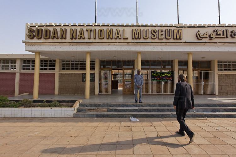 Le professeur Youssif Fadel Hassan, président du bureau directeur de la NCAM (National Corporation for Antiquities and Museums), fait visiter le Musée National de Khartoum à M. Manno Welling, de l'Icomos.