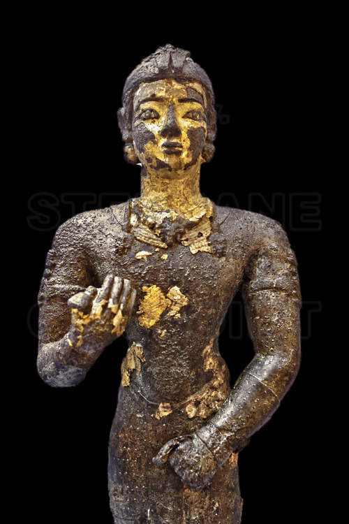 Statue de roi méroïtique en archer provenant de Tabo (2ème siècle avant J.-C.). Découverte en 1974, cette statue du roi est la plus grande pièce méroïtique connue en métal. Le roi-archer était à l’origine recouvert de stuc puis de feuilles d’or.