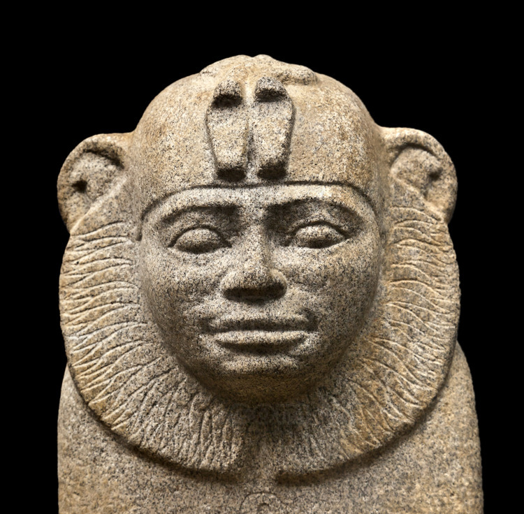 Ce sphinx en granite du roi Taharqa (25ème dynastie, 690-664 après JC) est un parfait exemple de 
