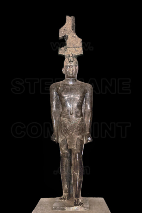 A l'entrée du musée de Khartoum, statue colossale du roi Taharqa (690-664 après JC), sixième roi de la 25ème dynastie. Taharqa dirigea l'empire napatéen qui s'étendait depuis la Palestine, sur tout le territoire égyptien, jusqu'aux confins du Nil bleu et du Nil blanc (actuel Khartoum). Il est mentionné dans l'ancien testament (Chapitre 10,7).