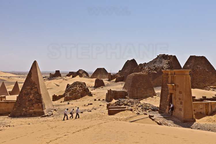 View from the north of the Royal Cemetery north of Meroe. As the scale of the figures suggests, the size of these pyramids is lower than their Egyptian counterparts: 10 to 30 meters high. In all, 184 pyramids, sandstone and stands, were identified on all the royal cemeteries of Meroe.