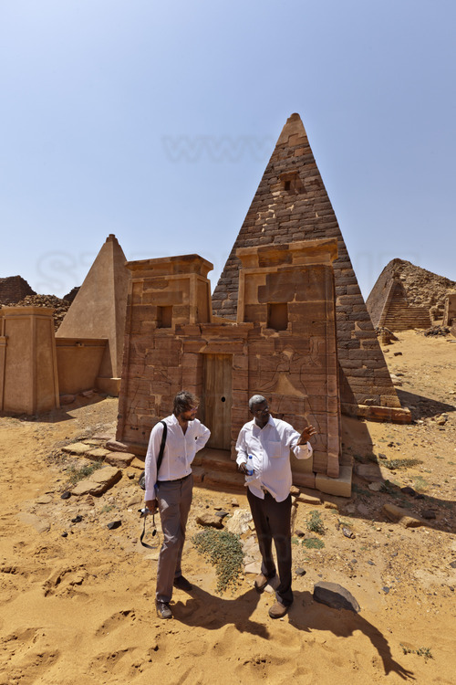 Dr. Salah El Din Ahmed Mohammed, famous archaeologist and director of excavations of the NCAM (National Corporation for Antiquities and Museums) visits the royal cemetery north of Meroe to Menno Welling of ICOMOS. Welling's mission is to note the site for Unesco, according to a number of criteria such as quality of the site itself, but also the state of its immediate environment and the involvement of the administration local preservation.