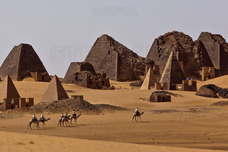 Vue générale des tombes royales du cimetière nord, de loin le plus vaste et le mieux conservé. Les chameaux sont là uniquement pour transporter les quelques groupes de touristes visitant le site.