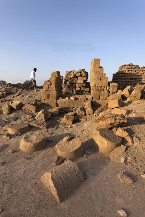 In the royal city of Meroe, Mr. Menno Welling, from ICOMOS, visits the Temple of Kushit Victory against the Roman province of Lower Nubia (Aswan and the first cataract). At the foot of these columns was discovered the famous bronze head of Emperor Augustus (see photo 40).