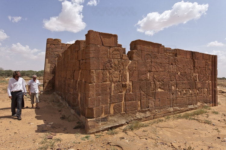 Situé dans les steppes de la Butana, à 120 km au sud ouest de Méroé et 20 km de Mussawarat, Naga est un des plus beaux sites méroïtiques. A proximité d'une grande ville (non fouillée), le temple d'Apedemak (ou temple du Lion), construit par le roi Natakamani au 1er siècle après J.C. L'équipe du Dr Salah El Din Mohammed Ahmed (à droite), archéologue émérite et directeur des fouilles de la NCAM (National Corporation for Antiquities and Museums) fait visiter le site à M. Menno Welling (à gauche), de l'Icomos.