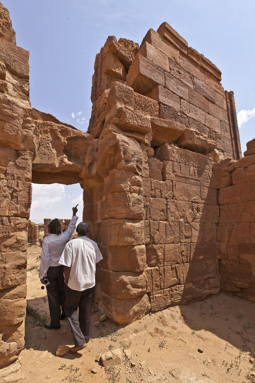 Situé dans les steppes de la Butana, à 120 km au sud ouest de Méroé et 20 km de Mussawarat, Naga est un des plus beaux sites méroïtiques. A proximité d'une grande ville (non fouillée), le temple d'Apedemak (ou temple du Lion), construit par le roi Natakamani au 1er siècle après J.C. L'équipe du Dr Salah El Din Mohammed Ahmed (à droite), archéologue émérite et directeur des fouilles de la NCAM (National Corporation for Antiquities and Museums) fait visiter le site à M. Menno Welling (doigt levé), de l'Icomos.