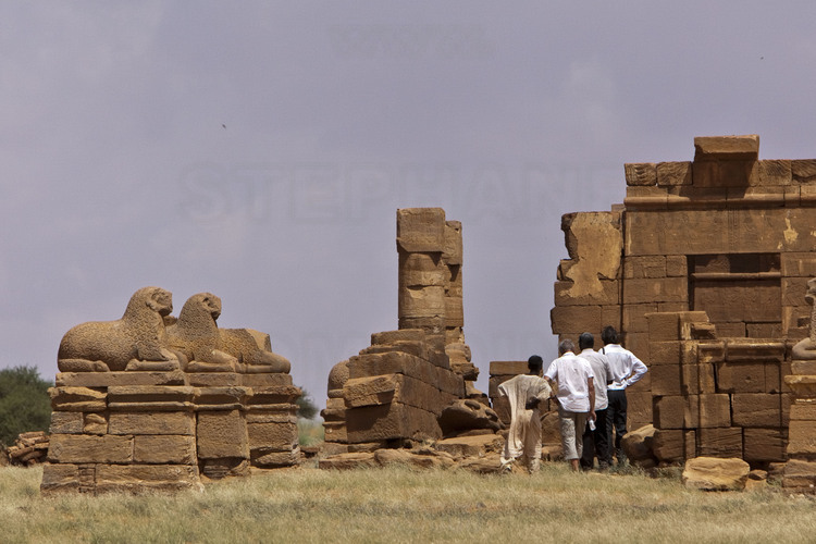 Located in the steppes of Butana, 120 km southwest of Meroe and 20 km of Mussawarat, Naga is one of the most beautiful Meroitic site. Here, the great temple of Amun with his driveway flanked by rams. The team of Dr. Salah El Din Ahmed Mohammed, a famous archaeologist and director of excavations of the NCAM (National Corporation for Antiquities and Museums) makes visit to Menno Welling, from ICOMOS.