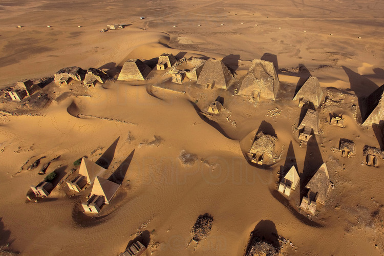A few kilometers east of the Nile, in the middle of a desert plain, rise strange pyramids, with steep edges. Here, in Meroe, in the heart of Sudan, which were buried the kings of the first known civilization of black Africa. At that time, a rich city extends to the river, with religious monuments, shops, crafts (metalworking, jewelry, pottery ..) while the royal cemetery is located at a distance on hills in the desert. At sunrise, general view of the royal tombs in the cemetery north, by far the largest and best preserved.