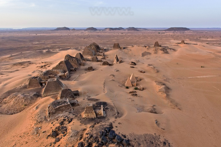 A few kilometers east of the Nile, in the middle of a desert plain, rise strange pyramids, with steep edges. Here, in Meroe, in the heart of Sudan, which were buried the kings of the first known civilization of black Africa. At that time, a rich city extends to the river, with religious monuments, shops, crafts (metalworking, jewelry, pottery ..) while the royal cemetery is located at a distance on hills in the desert. At dusk, general view of the royal tombs in the cemetery north, by far the largest and best preserved. On the horizon, the green bar of the Nile and cultures.