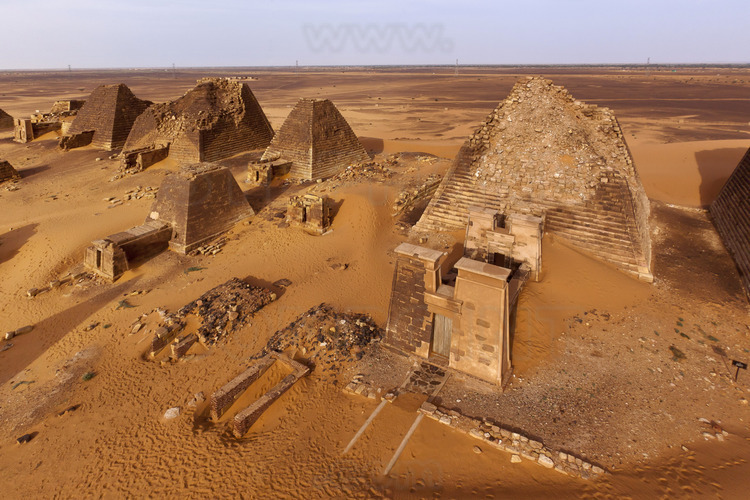 A l'aube, vue des tombes royales du cimetière nord, de loin le plus vaste et le mieux conservé. Au premier plan, on reconnaît, à leur couleur plus claire, les pyramides reconstruites par les archéologues. Chaque tombe est constituée par une chapelle accolée à la pyramide. La chambre est située sous la pyramide proprement dite. A droite, la pyramide de la reine Shakakdakhete (N. 11), d’où un relief a été conservé et reconstitué (voir photo 23 et 24).