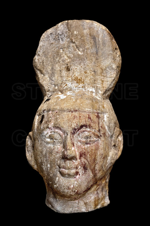 Trouvée sur les sites de fouilles archéologiques de Méroé, cette tête de statue d'âme du mort est constituée de calcaire (autrefois peint) et de grès.