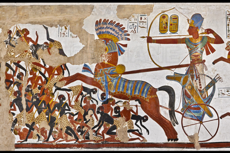 This polychrome frescoes, found inside the temple of Beit el-Wali (Lower Nubia), is a military expedition of Pharaoh Ramses II (right, photo 89). We see a panel of Nubians to the skin black or brown with leopard skins and large earrings. On the left (photo 88), the viceroy to the king offers Amenemope quantity of products from Africa, including bag of gold, incense, ivory, ostrich eggs, etc.. And also many live animals, including lions, giraffes, ostriches, gazelles, leopards, monkeys and antelopes.