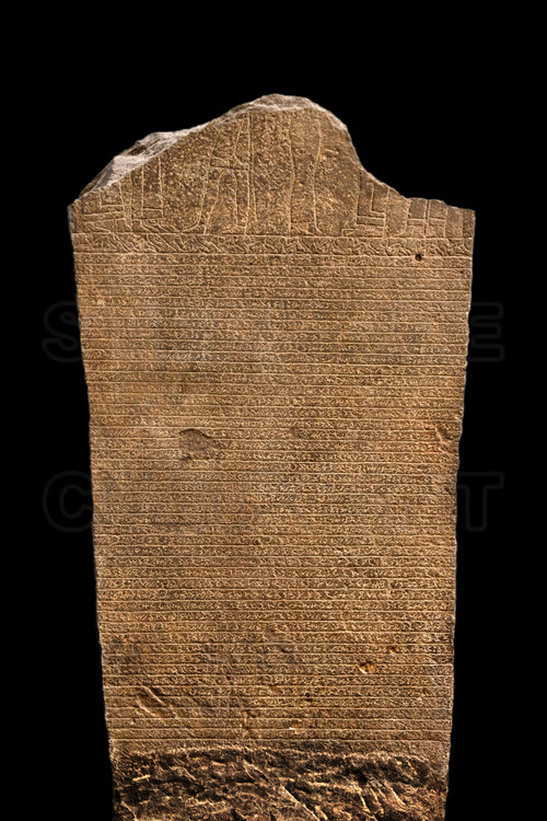 La langue méroïtique, « l'étrusque de l'Afrique », reste à élucider et demeure l'un des grands défis du déchiffrement des civilisations disparues. C'est à partir du IIe siècle av. J.-C. qu'apparaît à Méroé une écriture spécifique, qui se traduit par l'abandon des hiéroglyphes égyptiens au profit notamment de 23 signes alphabétiques nouveaux, proches de l'écriture égyptienne cursive (usage courant) et des hiéroglyphes égyptiens (usage royal et cultuel). On peut donc lire les textes, mais on ne les comprend toujours pas.
Cette stèle en calcaire est l'une des deux plus imposantes découvertes à Méroé. En haut, on distingue une double scène représentant des personnages royaux. Le reste de l'espace est occupé par une écriture cursive, qui est l'un des plus longs textes connus en méroïtique, et  toujours indéchiffré à part les noms reconnaissables de la reine Amaniremas et du prince Akinidad. Il pourrait s’agir d'une commémoration de la victoire de l'armée de Méroé sur les provinces romaines autour de la première cataracte (Assouan) aux alentours de 24 après JC.