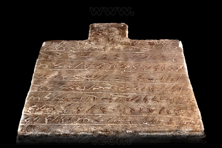 La langue méroïtique, « l'étrusque de l'Afrique », reste à élucider et demeure l'un des grands défis du déchiffrement des civilisations disparues. C'est à partir du IIe siècle av. J.-C. qu'apparaît à Méroé une écriture spécifique, qui se traduit par l'abandon des hiéroglyphes égyptiens au profit notamment de 23 signes alphabétiques nouveaux, proches de l'écriture égyptienne cursive (usage courant) et des hiéroglyphes égyptiens (usage royal et cultuel). On peut donc lire les textes, mais on ne les comprend toujours pas.
Ici, une stèle en calcaire (Ier - IIIème siècle ap. JC), lesquelles étaient fréquemment dressées devant les tombes meroïtiques. Le texte, standardisé, commence avec les mots 