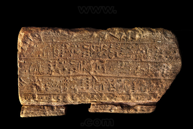 La langue méroïtique, « l'étrusque de l'Afrique », reste à élucider et demeure l'un des grands défis du déchiffrement des civilisations disparues. C'est à partir du IIe siècle av. J.-C. qu'apparaît à Méroé une écriture spécifique, qui se traduit par l'abandon des hiéroglyphes égyptiens au profit notamment de 23 signes alphabétiques nouveaux, proches de l'écriture égyptienne cursive (usage courant) et des hiéroglyphes égyptiens (usage royal et cultuel). On peut donc lire les textes, mais on ne les comprend toujours pas.
Ici, un fragment d'une stèle en calcaire datant du roi Aryamani (IIIème siècle ap. JC). Durant les premiers temps de la période méroïtique, le langage égyptien (hiéroglyphes) était utilisé pour les inscriptions dédiées à des monuments. Ce texte est l'un des deux trouvés en hiéroglyphes égyptien où est mentionné le roi Aryamani, ce dernier étant encore mal située dans la chronologie des rois méroïtiques.