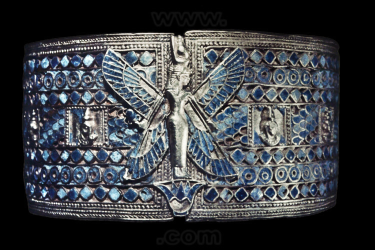 Bracelet en or à charnière retrouvé dans la pyramide de la Reine Amanishakheto, à Méroe. Il est décoré avec du fil d'or et des incrustations de verre serties de plomb. Une déesse ailée, portant la double couronne égyptienne (Égypte et Nubie) couvre la charnière. Fin du 1er siècle après JC.