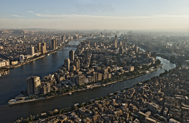 Vue aérienne du centre ville du Caire moderne, depuis la rive gauche du Nil. Entre les deux bras du fleuve, l’ile de Zamalek.