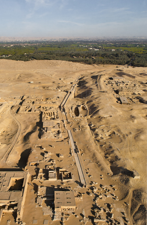 Sur la plateau de Saqqarah, la rampe de la pyramide de Téti (prédécesseur d’Ouserkarê) qui menait directement au fleuve tout proche (le lit du Nil s'est déplacé depuis de plusieurs km vers l'est). En arrière plan, le ruban fertile du Nil et le site de l'ancienne capitale de l’Égypte durant l'ancien empire, Memphis.
