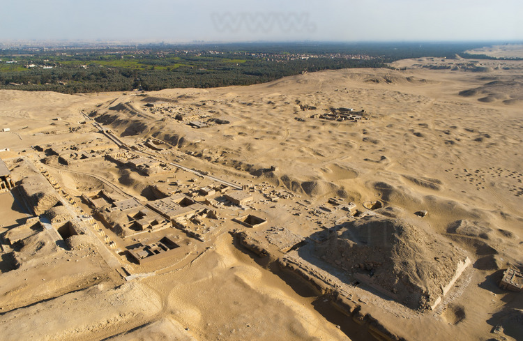 Sur la plateau de Saqqarah, la pyramide de Téti, prédécesseur d’Ouserkarê. En arrière plan, le ruban fertile du Nil et le site de l'ancienne capitale de l’Égypte durant l'ancien empire, Memphis.
