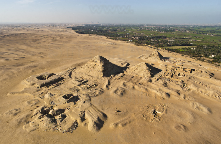 Les trois pyramides d’Abousir. En arrière plan, le ruban fertile du Nil et le site de l'ancienne capitale de l’Égypte durant l'ancien empire, Memphis. En arrière plan à droite, la ville du Caire.