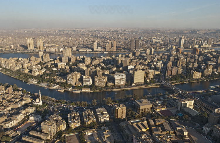 Vue aérienne du centre ville du Caire moderne, depuis la rive gauche du Nil. Entre les deux bras du fleuve, l’ile de Zamalek.