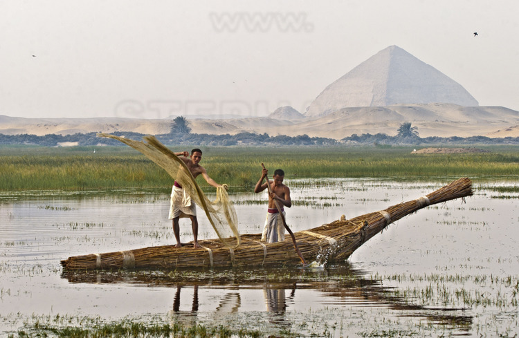 Pêcheurs sur le Nil à hauteur de la Pyramide à pans coupés de Snéfrou (IVème dynastie).