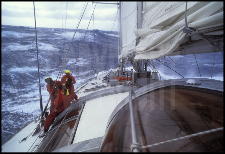 Roulant sous l'assaut des vagues, le voilier Antarctica franchit les cinquantièmes hurlants sans encombres.