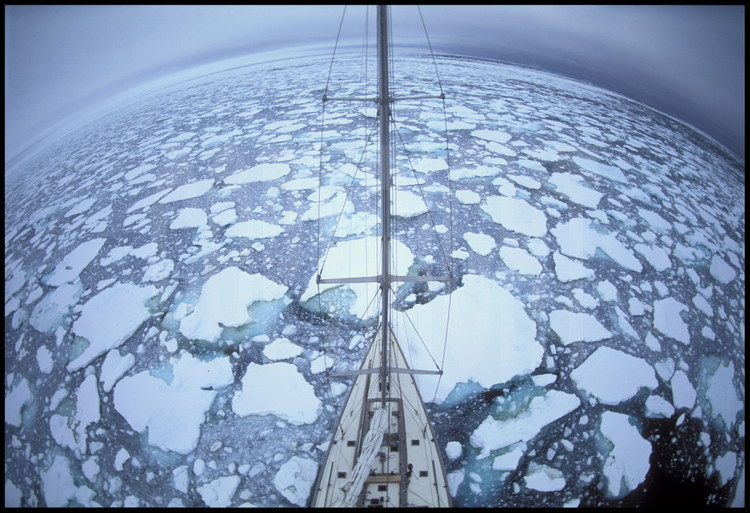 Le voilier Antarctica essaie de se frayer un chemin vers l'île de Ross au milieu du pack ceinturant le continent Antarctique. Dans les glaces, les choix de route se prennent depuis le nid-de-pie, à 27 mètres au dessus de l'eau, où le pilote est en contact radio permanent avec le barreur.