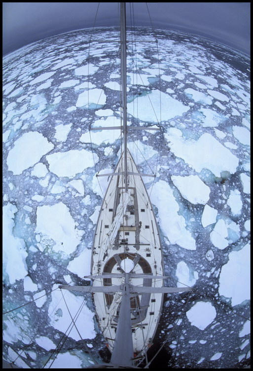 Le voilier Antarctica essaie de se frayer un chemin vers l'île de Ross au milieu du pack ceinturant le continent Antarctique. Dans les glaces, les choix de route se prennent depuis le nid-de-pie, à 27 mètres au dessus de l'eau, où le pilote est en contact radio permanent avec le barreur.