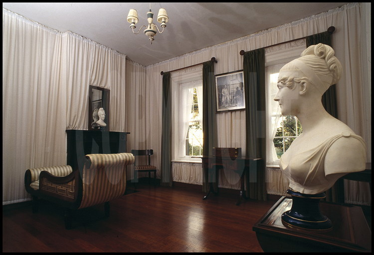 Maison de Longwood : la chambre de Marie-Louise, épouse de Napoléon. Au premier plan, un buste de l'impératrice.