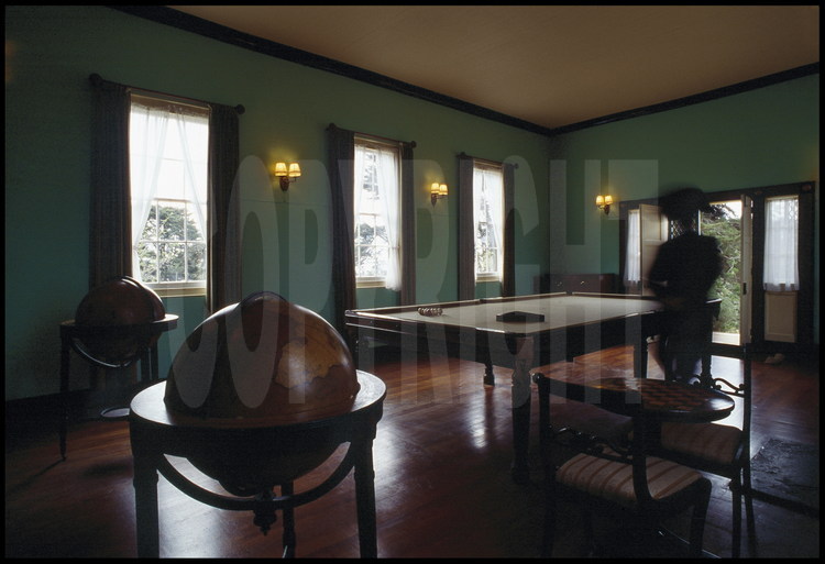 Maison de Longwood : le salon-salle de billard, initialement construit en bois. C'était le lieu où l'empereur jouait aux échecs et le lieu de réception des rares visiteurs. Au premier plan, la mappemonde en bois sur laquelle, de rage, il avait effacé avec son ongle l'emplacement de Sainte-Hélène.