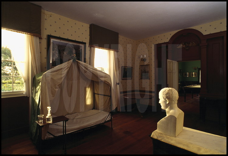Maison de Longwood : la chambre de Napoléon avec en arrière plan, le petit lit de campagne (celui d’Austerlitz…) dans lequel il dormait. C'est également ici qu'il mourut ( d'un cancer de l'estomac ou d'arsenic, les experts se disputent toujours sur la question...) et que fut dressé la chambre mortuaire, le 5 mai 1821. Au premier plan, un buste de l'empereur.
