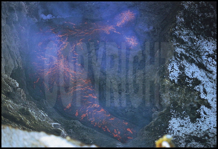 Le volcan Erebus est le seul avec l'Erta Alé, en Éthiopie, à posséder un lac de lave permanent. Cette photo montre le lac de lave de l'Erebus tel qu'il se présentait en 1974 : une croute de feu de plus de 100 mètres de long, plus accessible et sûre. (C) Jean Christophe Sabroux.