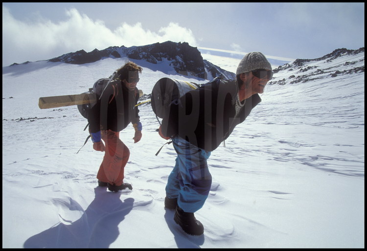 L'expédition (ici Eric Ringenbach à g. et Jean Louis Étienne à d.) gravissent les dernières pentes avant d'accéder au cratère de l'Erebus.