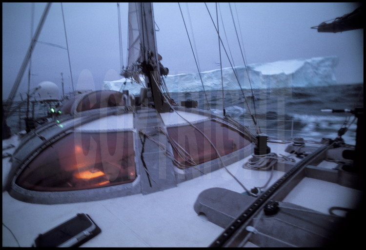 A l'approche du cercle polaire antarctique, les nuits deviennent de plus en plus courtes. Après onze jours de mer, les premières icebergs font leur apparition, signe que l'expédition entre dans le royaume des glaces.