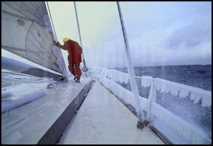 A l'approche du cercle polaire antarctique, les premiers gels font leur apparition sur le pont du bateau.
