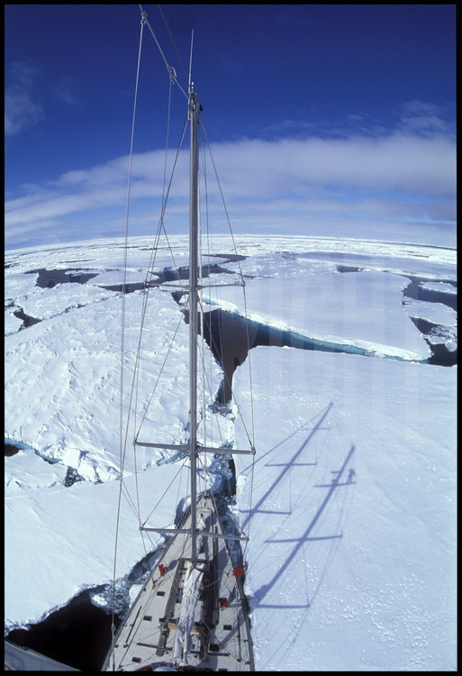 En ce début d'année 1994, la débâcle est très tardive, et la ceinture de glace qui barre l'accès au fond de la mer de Ross difficile à pénétrer. Il faut sans cesse guider le barreur pour éviter les gros blocs.