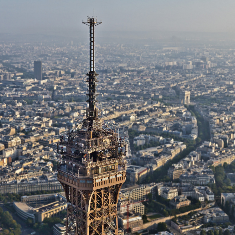 Photographiée avec le ballon-photo, le troisième étage de la Tour Eiffel après sa restauration. Aux étages supérieurs, les installations techniques de TDF (Télé Diffusion de France) depuis lesquelles les parisiens reçoivent chaînes TV et stations de radios via le réseau hertzien. En arrière plan,la tour de l'hôtel Concorde Lafayette (à gauche), le nord du 16ème arrt. de Paris (au centre), l'Arc de Triomphe de l’Étoile et l'avenue d'Iéna (à droite).