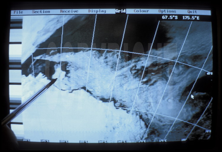 Les images satellites reçues sur le bateau permettent de suivre l'évolution de la banquise. Le stylo pointent les icebergs géants bloqués le long de la côte, qui gênent l'évacuation des glaces de la mer de Ross. La flèche indique la position du voilier Antarctica ce jour là.