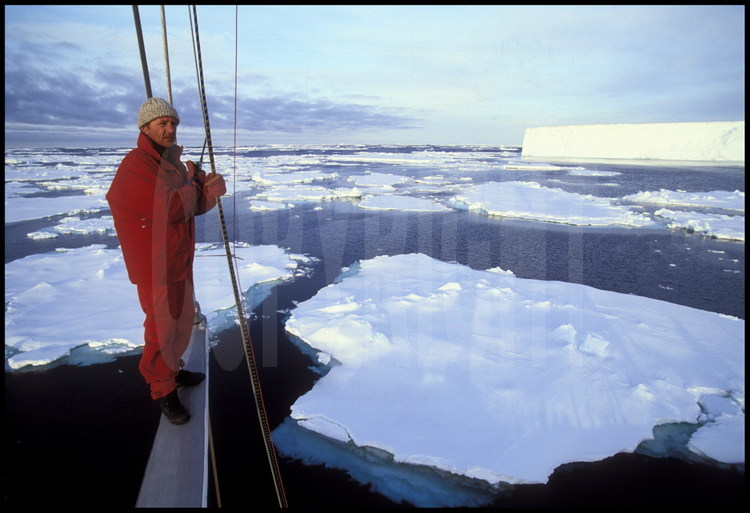 Portrait de Jean Louis Etienne sur une des barres de flèches du voilier Antarctica. En ce début d'année 1994, la débâcle est très tardive, et la ceinture de glace qui barre l'accès au fond de la mer de Ross difficile à pénétrer. Il faut sans cesse guider le barreur pour éviter les gros blocs.