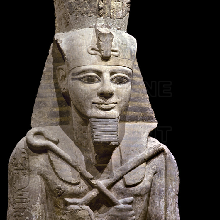 Dans la salle principale du Musée de Nubie à Assouan, une statue colossale en grès de Ramsès II, qui s'élevait à l'origine sur la colonnade du temple Garf Hussein, bâti par le vice-roi kushite Setau durant la XIXème dynastie. Comme celui d'Abou Simbel, le temple de Garf Hussein fut déplacé hors de portée de la montée des eaux du lac Nasser.